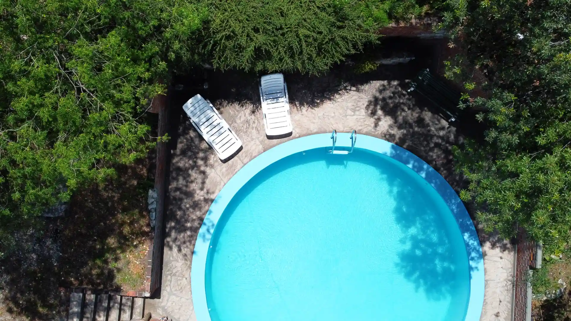 Relax en piscina privada de Casa Quinta Solar de los Pájaros tras hacer senderismo